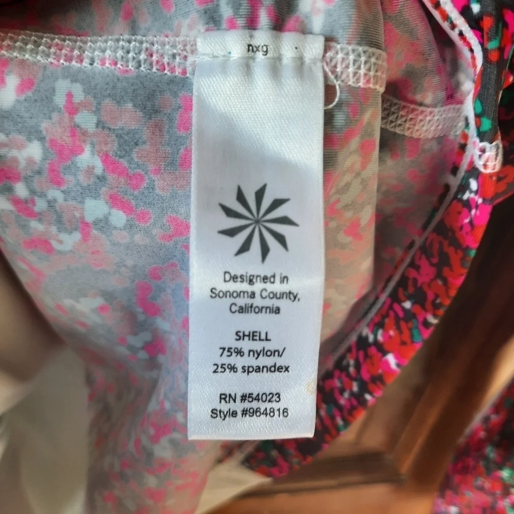 Athleta Santa Cruz Cutback Long Sleeve Rashguard Top White Swim Shirt Size M